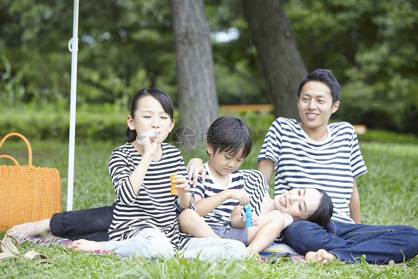 公园的野餐的一家四口图片