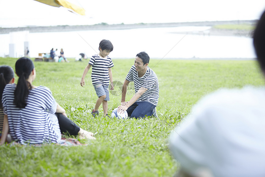 公园野餐的一家四口图片