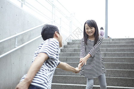 女儿拉着爸爸上楼梯图片