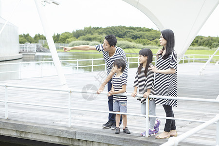 一家四口旅游观光图片