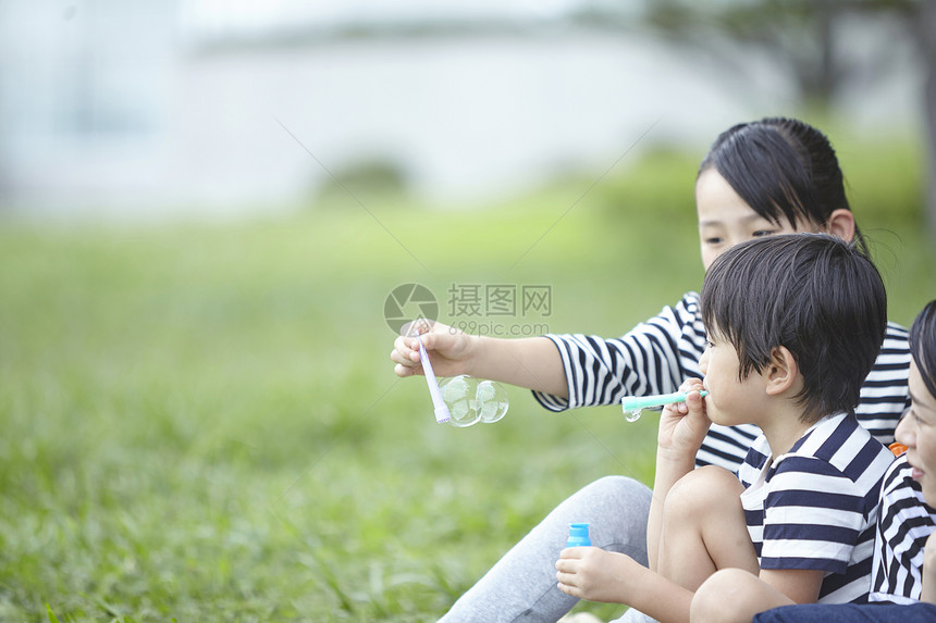 草地上野餐玩耍的儿童图片