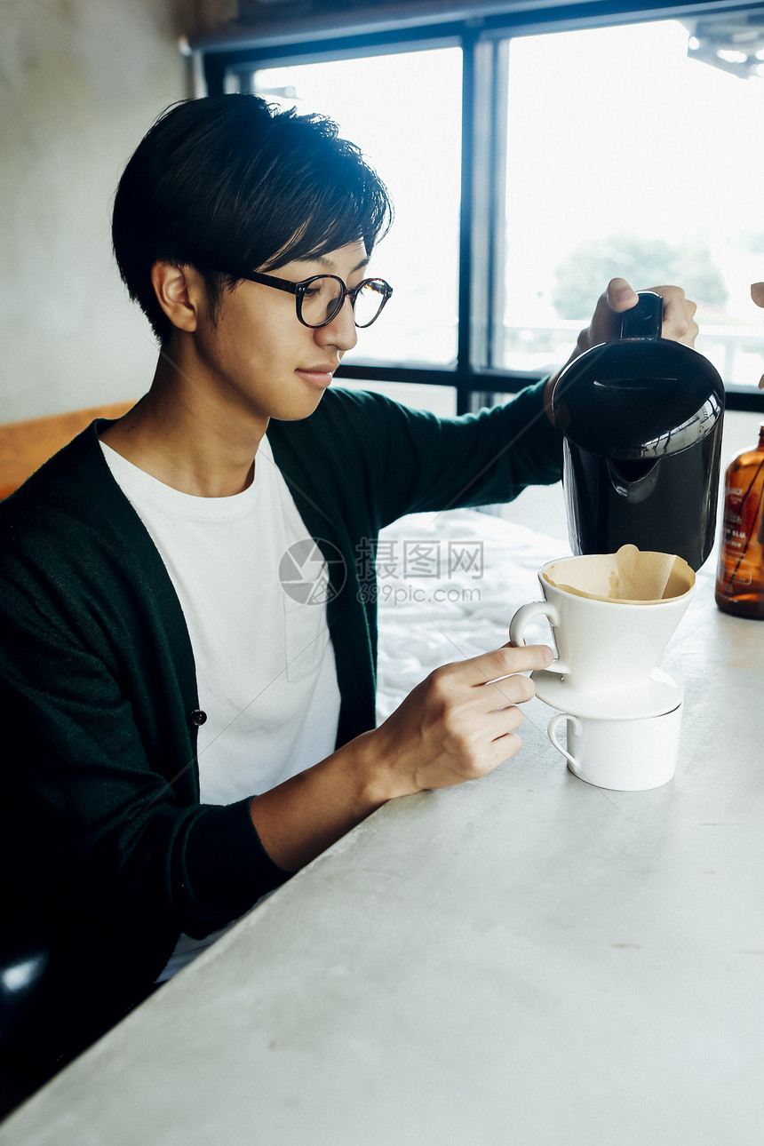 倒咖啡的男人图片