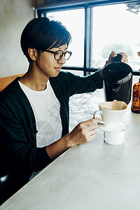倒咖啡的男人图片