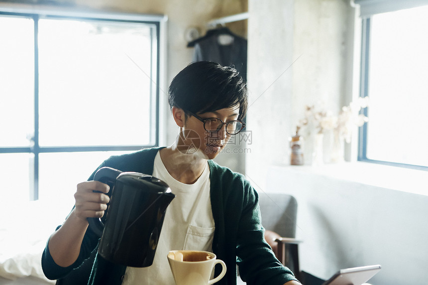 独自生活男性吃泡咖啡图片