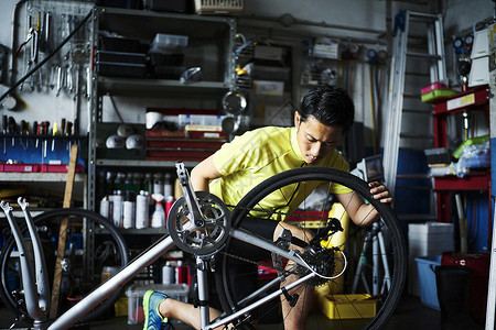 自行车维修店内保养的男性图片