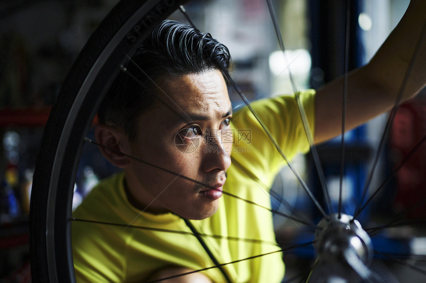 修理自行车的男人图片