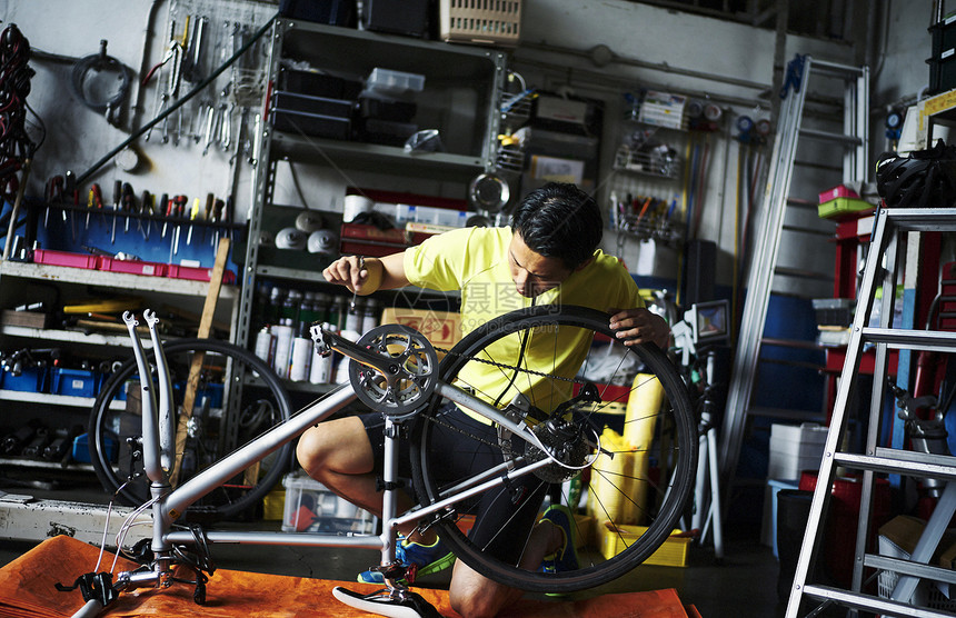 修理自行车的男人图片