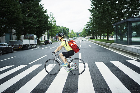 骑自行车过斑马线的骑手图片