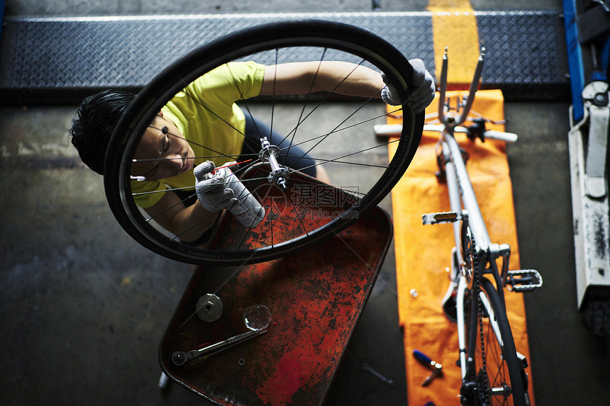维修自行车的男人图片