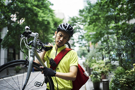 抬自行车的男人图片