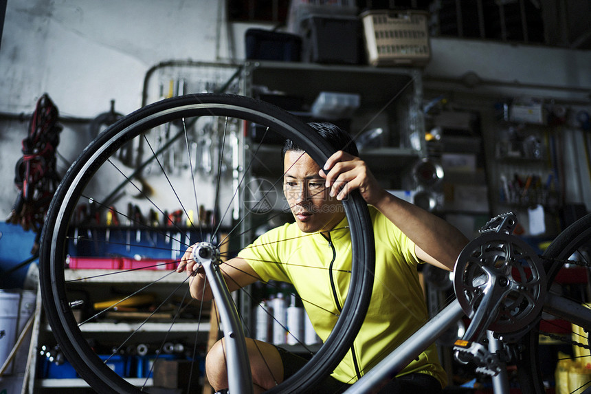 维修自行车轮胎的男人图片