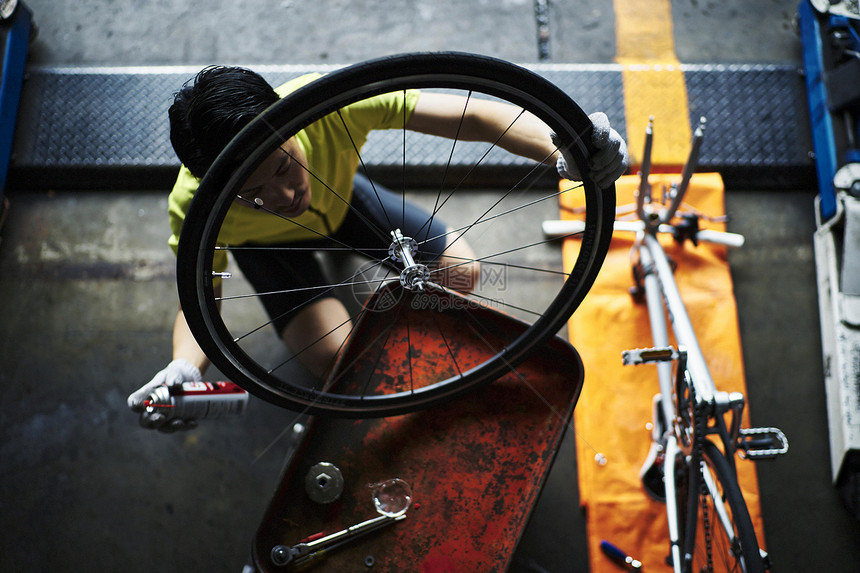 维修自行车的男人图片