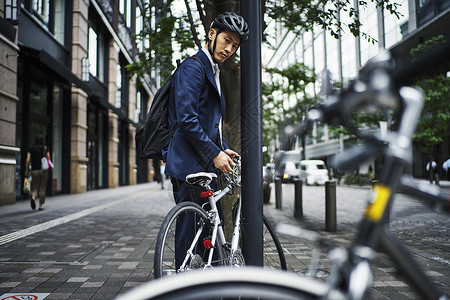 骑自行车的商务男士图片