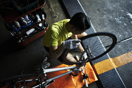 维修自行车轮胎的男人图片