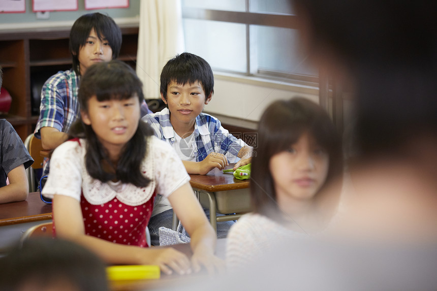 上课的学生图片