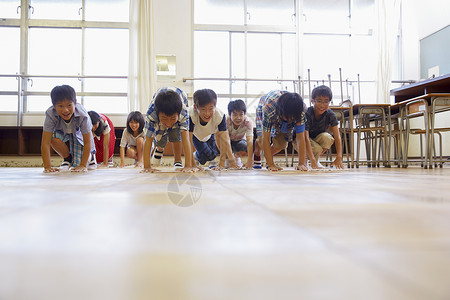 清洁教室的小学生图片