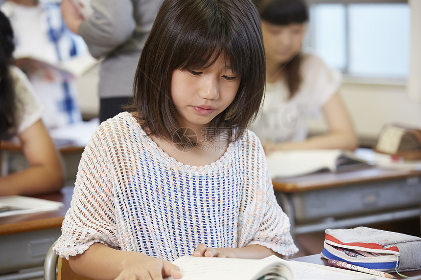 课堂上课课本的女学生图片