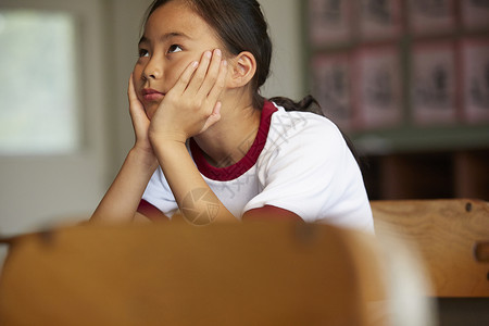 教室里的小学女生形象图片