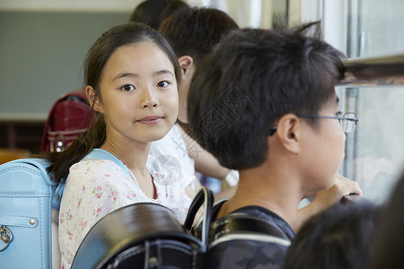 背着书包的小学生图片