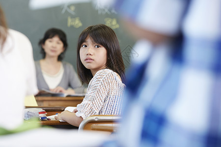 班级里的小学女生图片