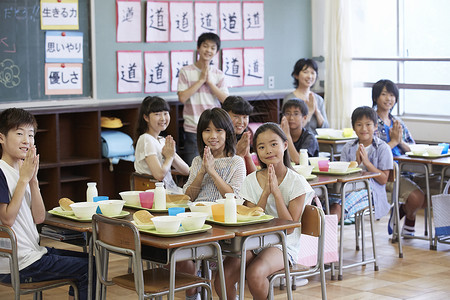 小学教室吃午餐的学生们图片