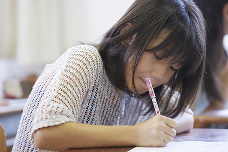 小学考试的学生图片