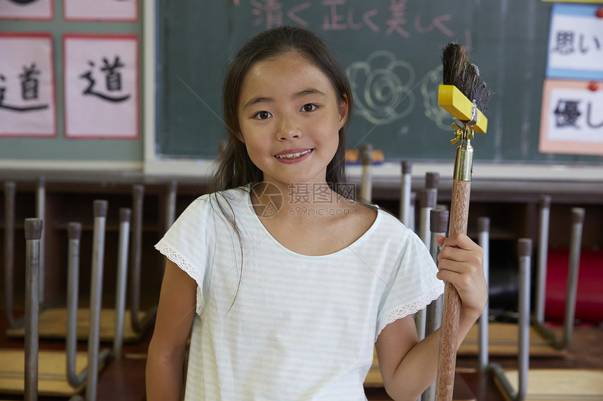 小学教室打扫卫生的女学生图片