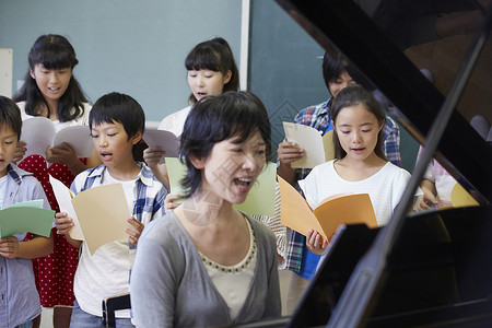 小学生音乐课练习唱歌背景图片