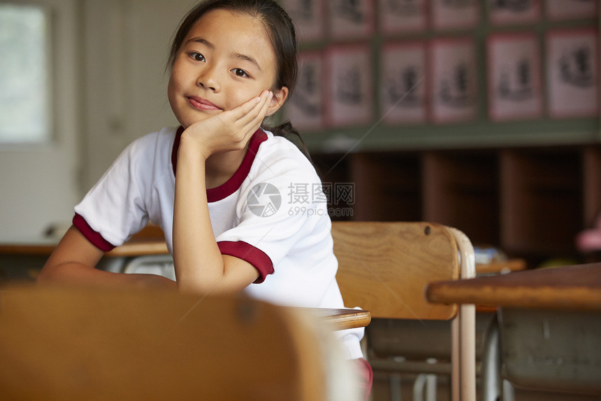 小学教室里的女学生图片