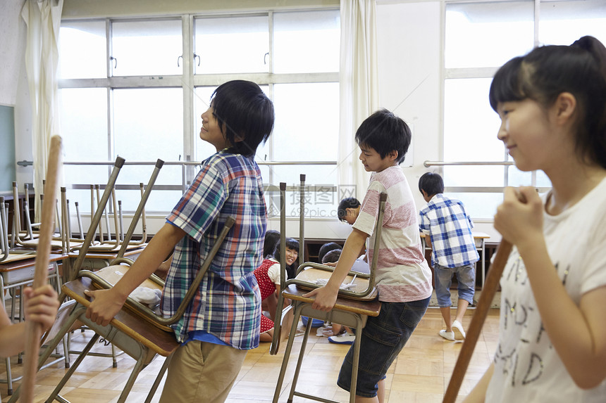 小学教室打扫卫生图片