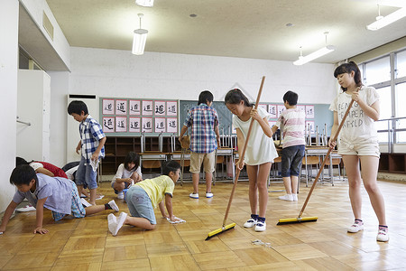 小学教室打扫卫生图片