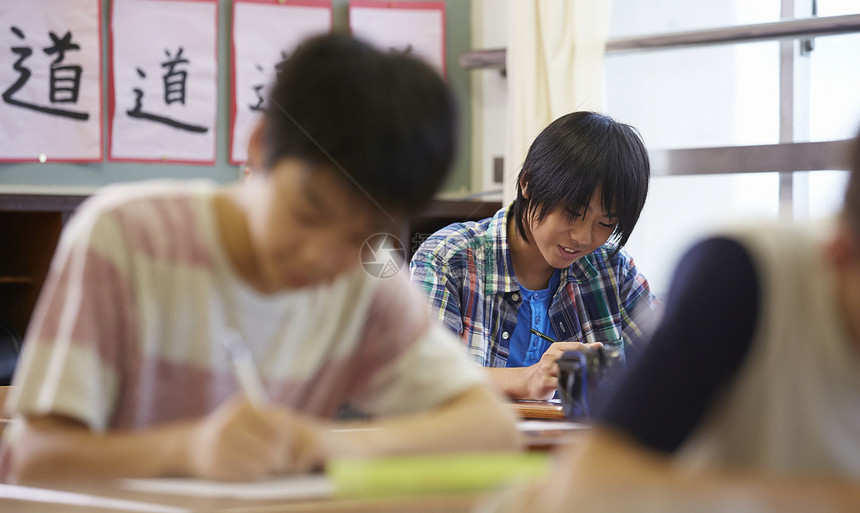 教室内考试的小学生图片