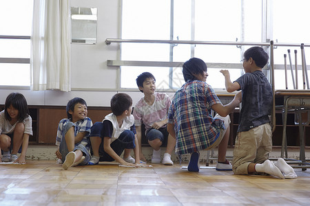 小学生一起打扫班级教室卫生图片