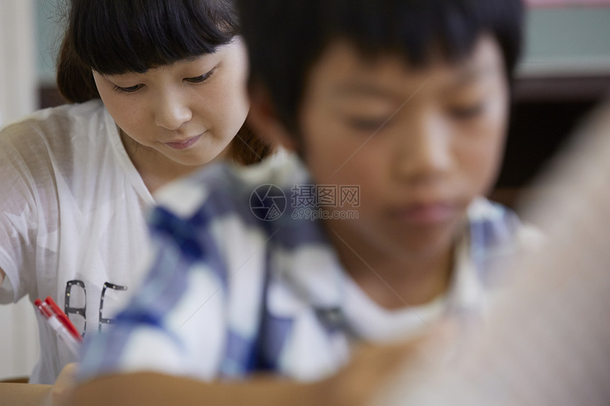 正在学习的小学生图片