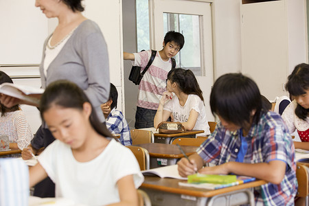 班级里的小学生图片