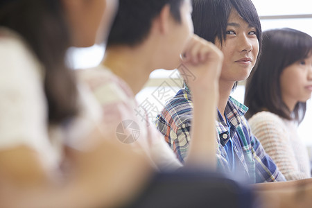 正在上课的小学生图片