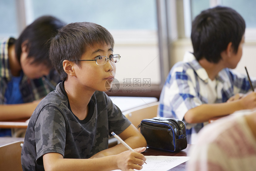 正在听课的小学生图片