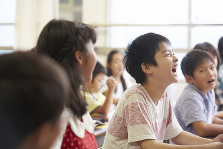 小学生在班级里欢声大笑图片