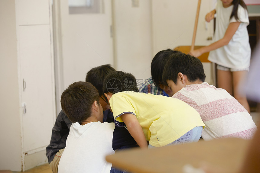 小学生围在一起图片