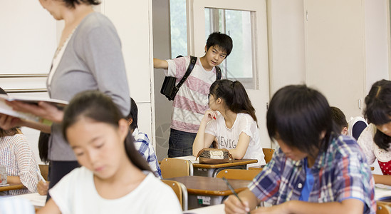 上课迟到的男学生图片