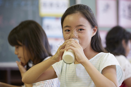 喝牛奶的女生图片