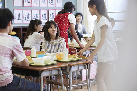 课后吃午餐的学生图片