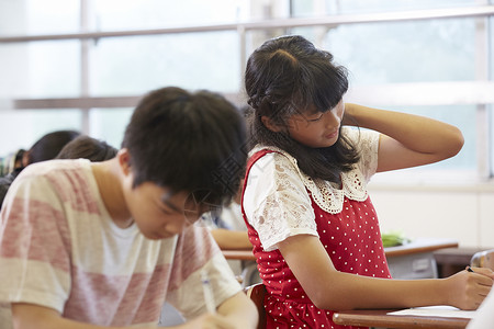 教室内考试的小学生图片