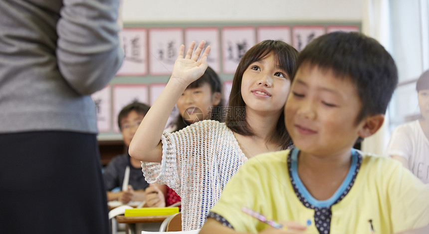 教室里认真听讲的学生图片