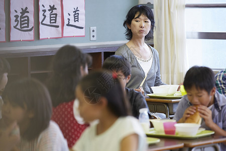 小学教室吃午餐的学生和老师图片