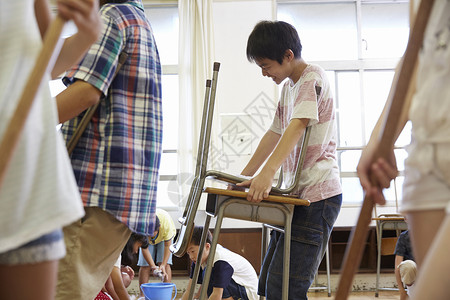 小学教室打扫卫生的学生们图片