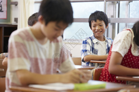 教室课堂的小学生图片