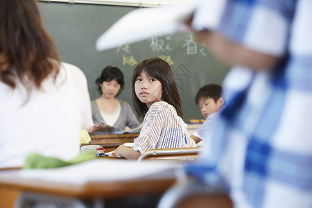 教室内上课学习的学生图片