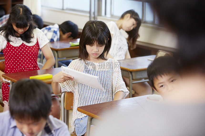 教室内上课回答的学生图片