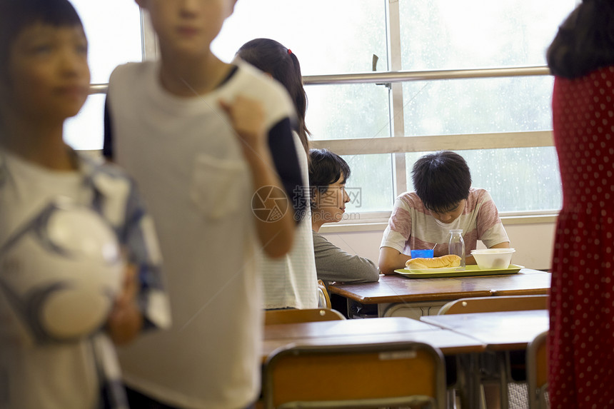 学校里的学生在吃午餐图片